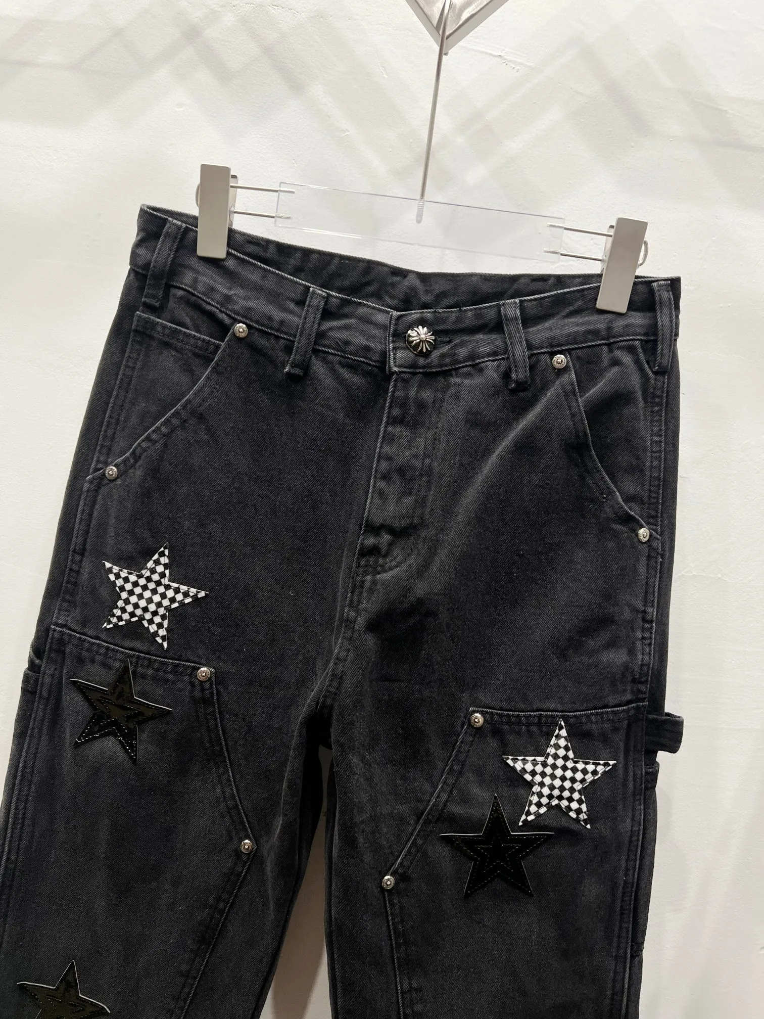 P260 Style No.: (W010) Chrome Hearts & Chrome Hearts 25FW CH workwear logging black five-pointed star splicing leather limited edition cow king jeans Chrome Hearts is the most popular color pants. It is made of beaded canvas fabric. Heavy washing makes the upper body of the fabric more textured and the pants are tall and straight! The three-dimensional cutting of the whole trousers is a masterpiece! The hardware is customized by zp. The beaded canvas fabric is thick and soft after being washed. It has good breathability. Customized small leather label. Unique design. The details are simple and elegant, and the workmanship is exquisite. The whole trousers are neatly routed and the details are in place! It��s so cool that both men and women can easily control the genderless trend!  Size: 30-32-34-36 Color: black